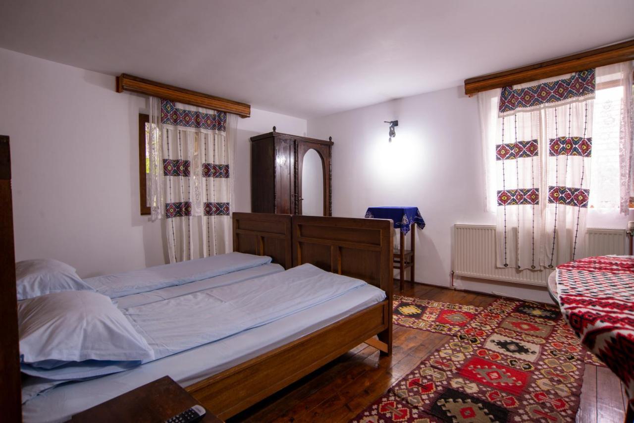 Appartamento Surasul Muntelui Dragoslavele Esterno foto